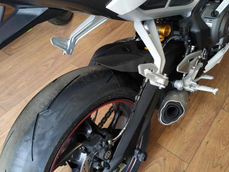 Triumph Speed Triple 765 RS Sliders (4 Pts. de Seguridad) - Image 11