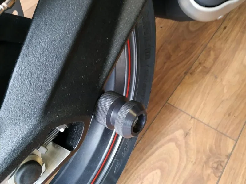 Triumph Speed Triple 765 RS Sliders (4 Pts. de Seguridad) - Image 12